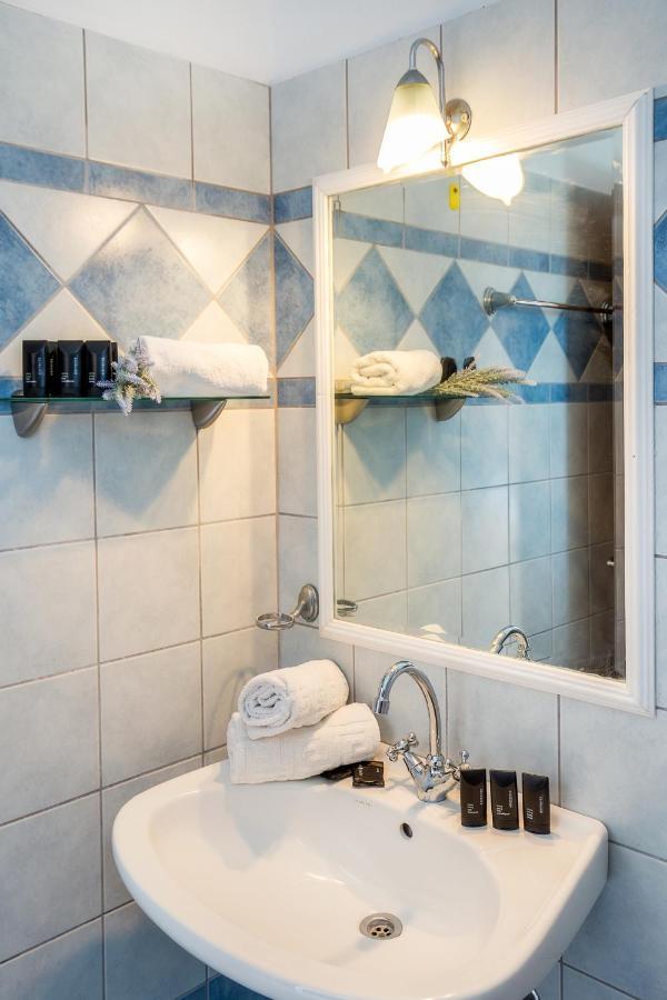 Studios Suzanna Potos Luaran gambar